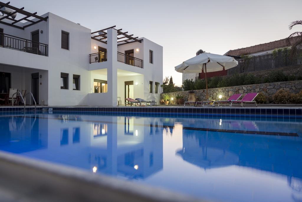 The Corner House At Gennadi Court Villa Exterior photo