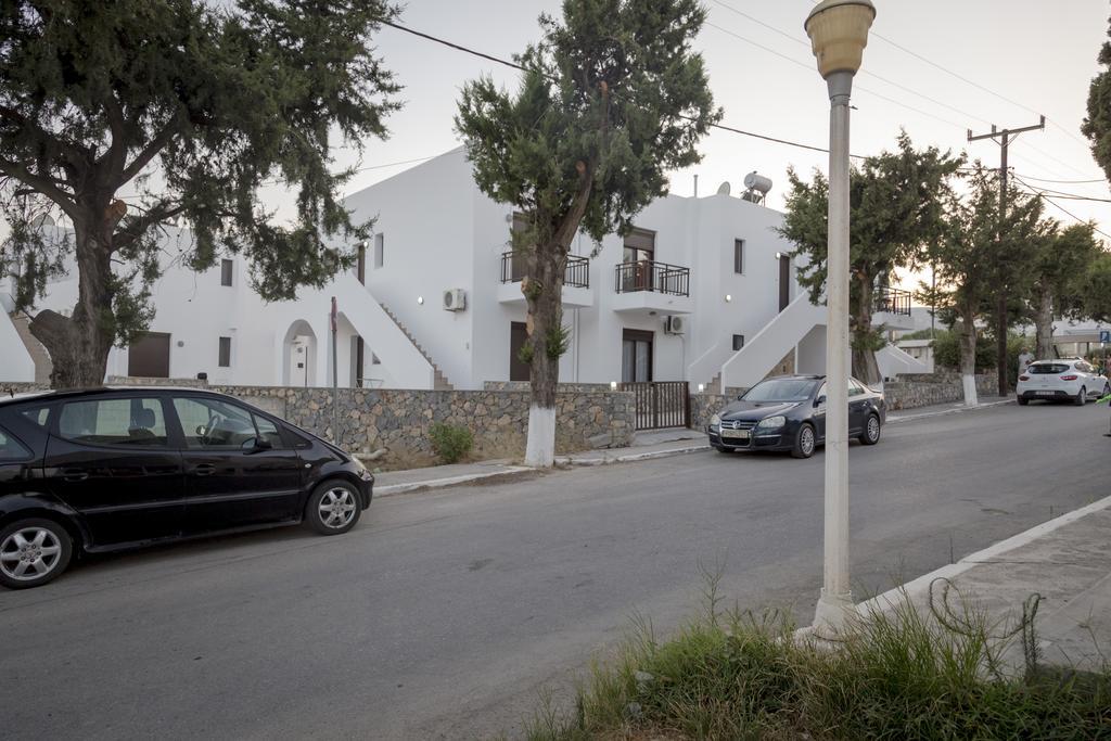 The Corner House At Gennadi Court Villa Exterior photo